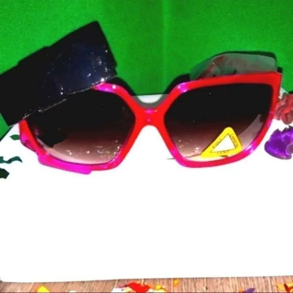 Super cute Girl's sunglasses with bow detail on the side.